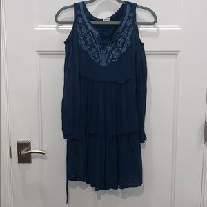 Short blue dress, long sleeves and open shoulder